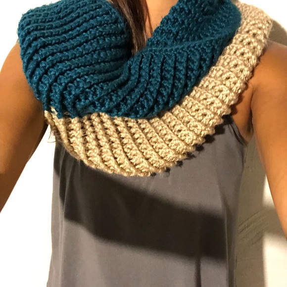 Cable knit infinity two-toned scarf - Picture 2 of 3